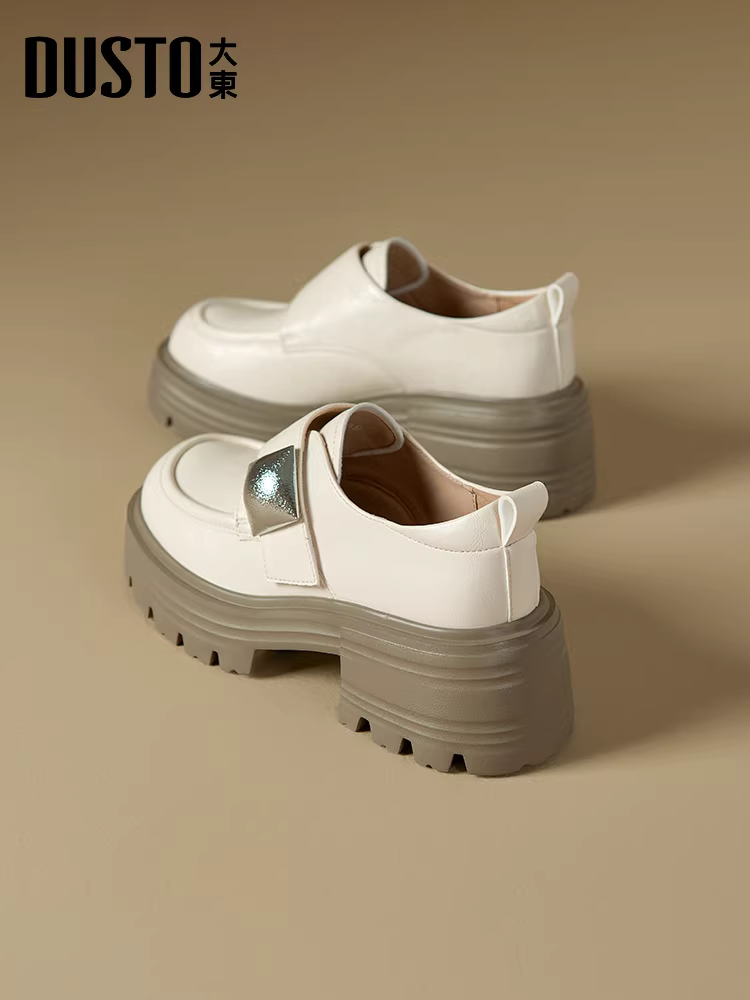 Giày lười nữ đế thô, kiểu mới thu đông 2025, phong cách Anh, màu trắng, kiểu Âu, mũi tròn, đế dày, chất liệu da.