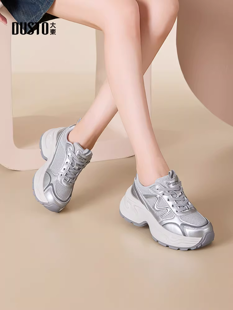 Giày thể thao đế dày màu bạc dành cho nữ, kiểu mới thu đông 2025, giày thể thao đa năng, phong cách thường ngày dành cho nữ.