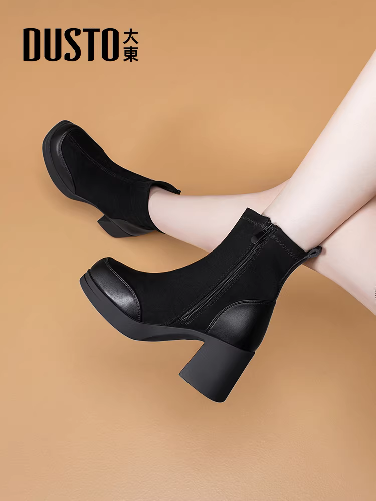 Giày bốt đế dày gót cao Dadong dành cho nữ, mùa thu đông 2025, kiểu dáng ôm sát, chất liệu da lộn đen, gót cao.