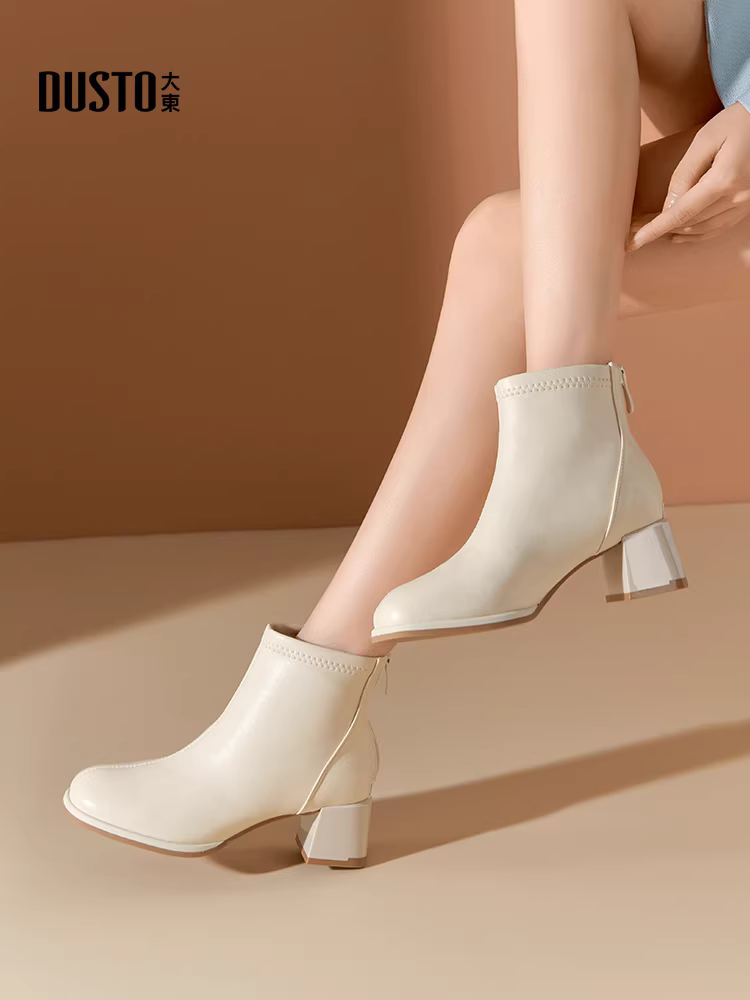 Giày bốt ngắn màu trắng Dadong dành cho nữ, mẫu mới thu đông 2025, gót dày cao, phối chân váy, kiểu Pháp.