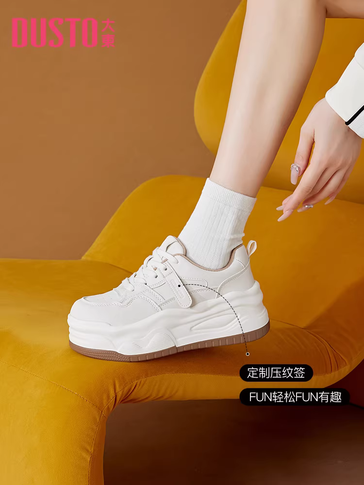 Giày nữ đế dày tăng chiều cao, giày thể thao trắng đa năng mới mùa thu đông 2025, thích hợp phối cùng váy, giày thể thao thường ngày, giày đế xuồng.