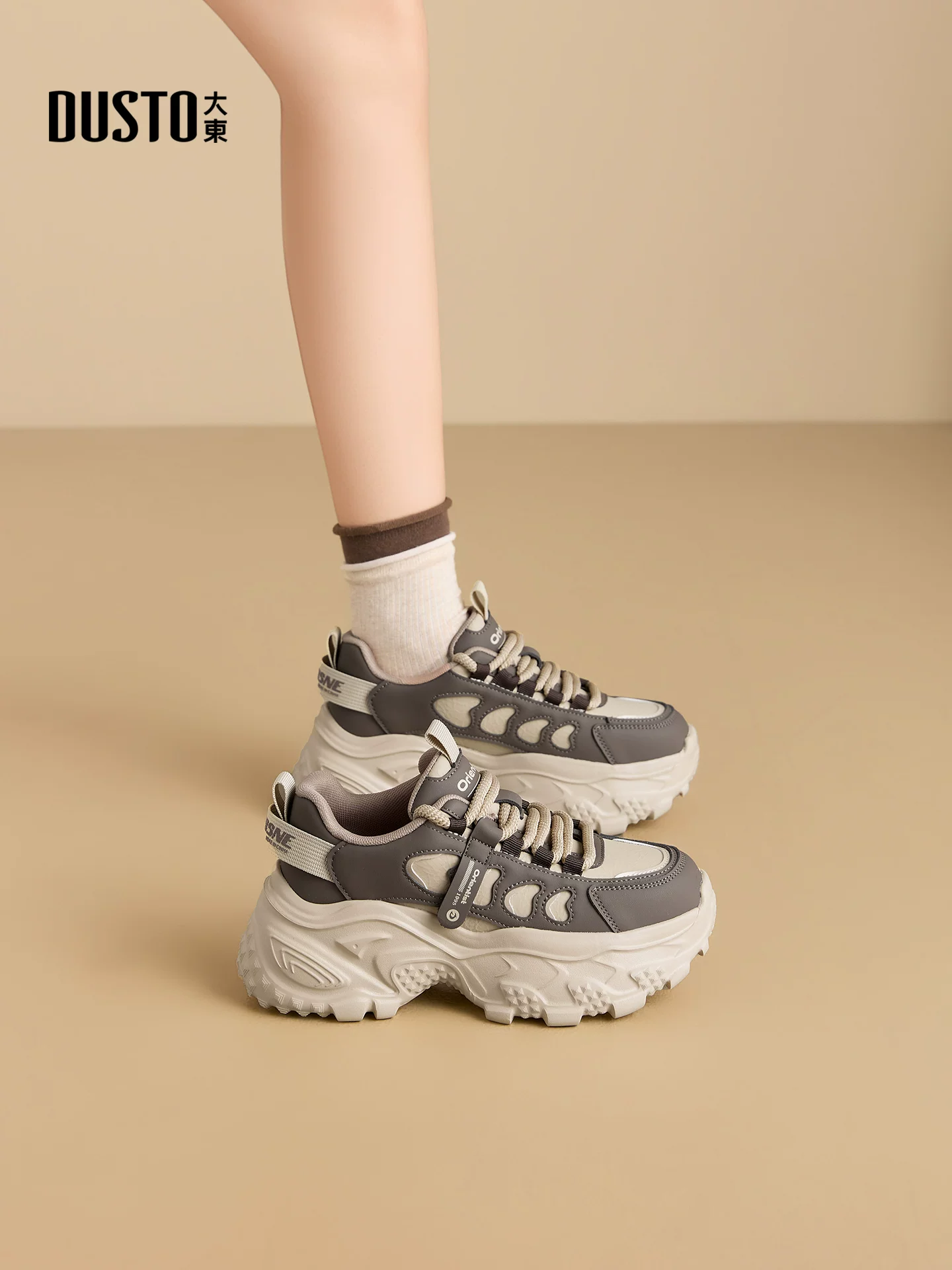 Giày thể thao đế xuồng nữ kiểu dáng mới thu đông 2025, giày trắng đa năng phối hợp tốt với quần ống rộng, giày tăng chiều cao.