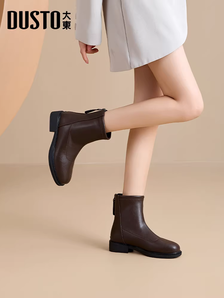 Giày bốt ngắn màu trắng Dadong dành cho nữ, mẫu mới thu đông 2025, kiểu Chelsea, ôm dáng, rất đẹp phối với áo khoác.