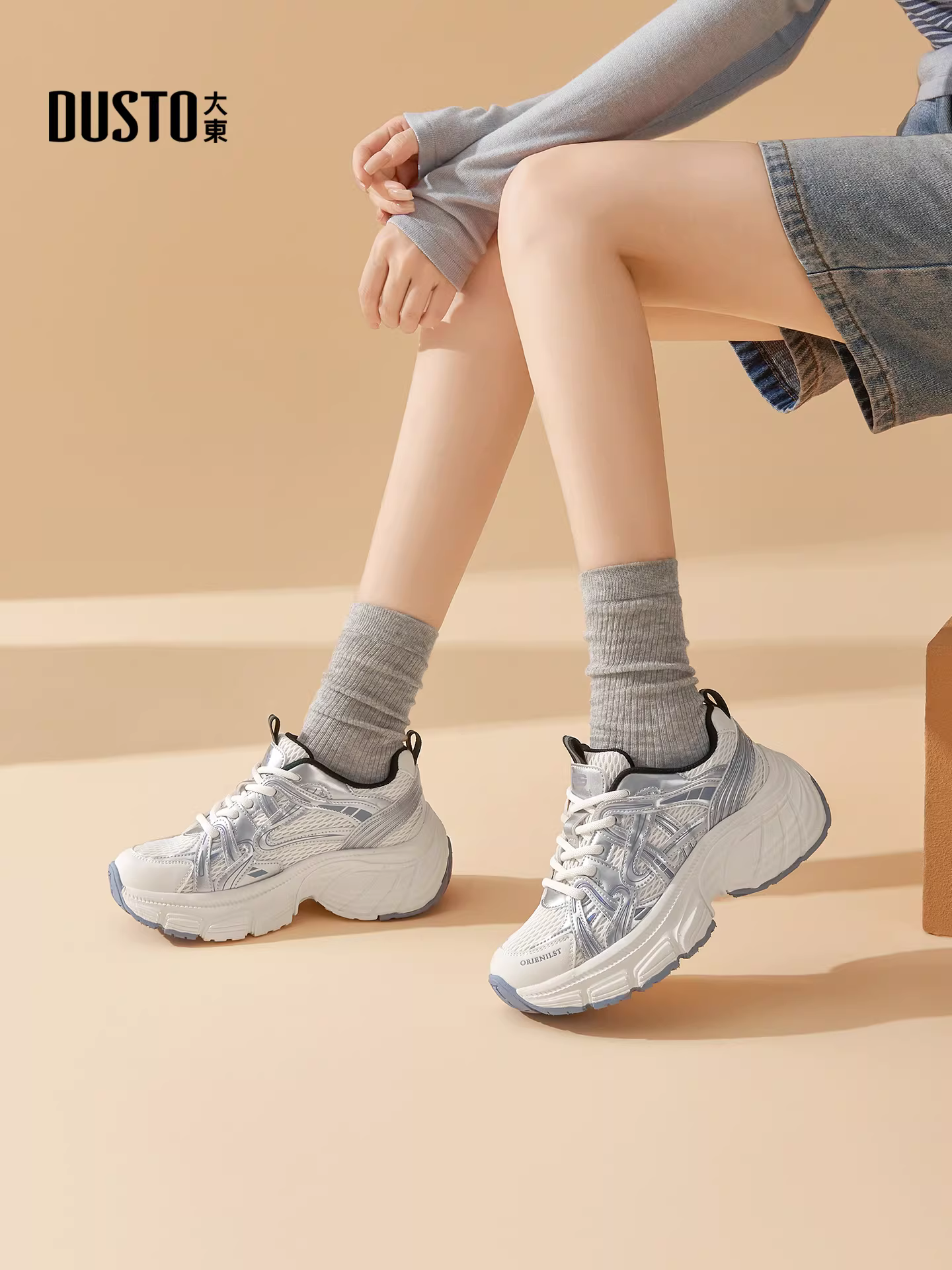 Giày thể thao bố dành cho nữ màu bạc, kiểu dáng thời trang và tôn dáng, mẫu mới thu đông 2025, giày tăng chiều cao, giày thể thao.