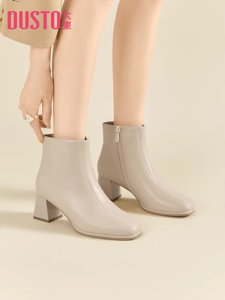 Giày bốt cao gót ngắn Dadong dành cho nữ 2025, mẫu mới thu đông, giày cao gót kiểu Pháp, bốt cổ ngắn màu trắng, mũi vuông, gót thô, kiểu dáng ôm sát.