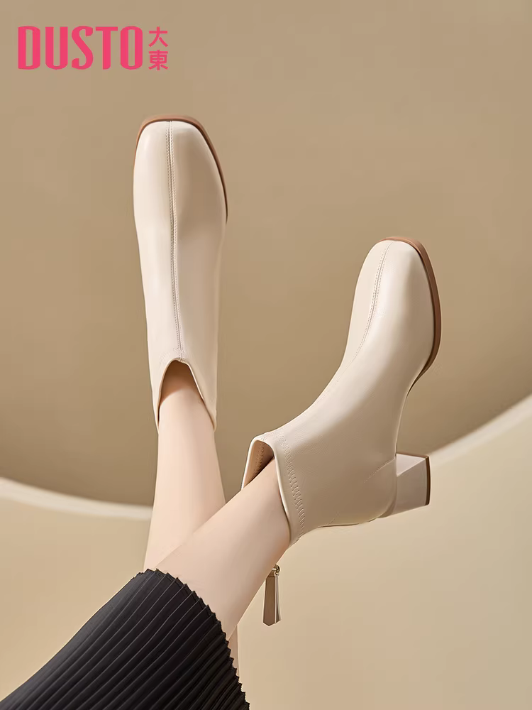 Giày bốt trắng Dadong dành cho nữ, kiểu mới thu đông 2025, kiểu dáng thanh lịch kiểu Pháp, bốt cổ ngắn cao gót đang thịnh hành năm nay.