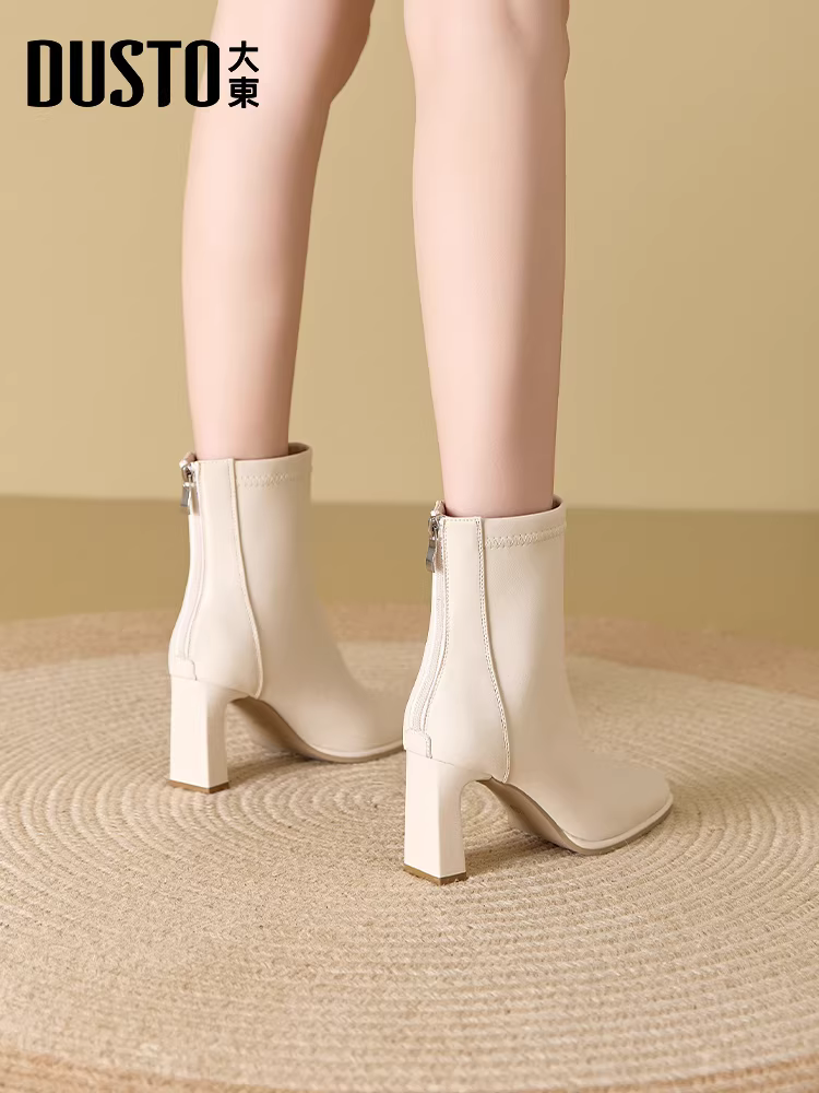 Giày bốt ngắn màu trắng Dadong dành cho nữ, giày cao gót mùa thu đông, kiểu Pháp mới 2025, bốt cổ ngắn gót thô, bốt Martin nữ.