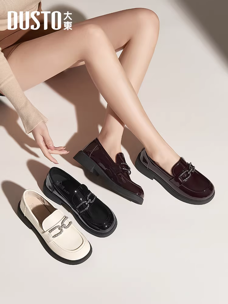 Giày lười đế dày Dadong dành cho nữ 2025, mẫu mới thu đông, chất liệu da bóng, kiểu dáng công sở, màu đen, gót dày, phong cách Anh, giày da nhỏ gọn.