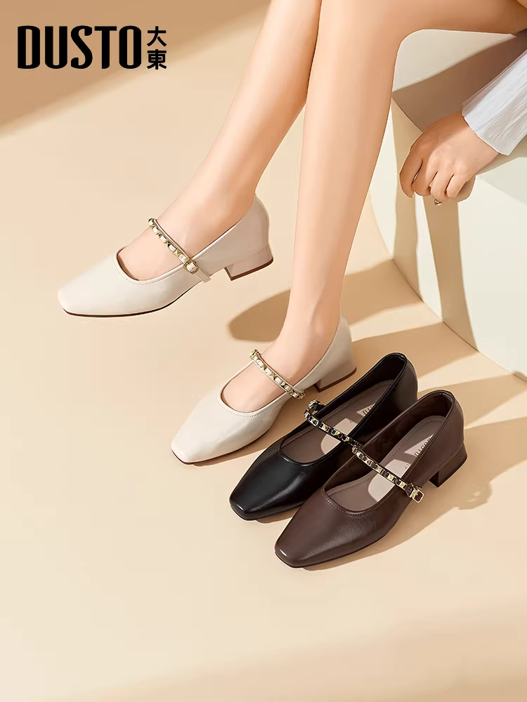 Giày Mary Jane đế thấp đa năng kiểu dáng cổ điển, màu nâu nhạt, miệng giày nông dành cho nữ, kiểu thu mới 2025, phối cùng chân váy.