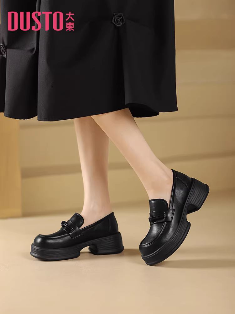 Giày lười kiểu Anh Dadong dành cho nữ 2025, mẫu mới thu đông, đế dày tăng chiều cao, gót chunky, chất liệu da đen, kiểu lười không dây.