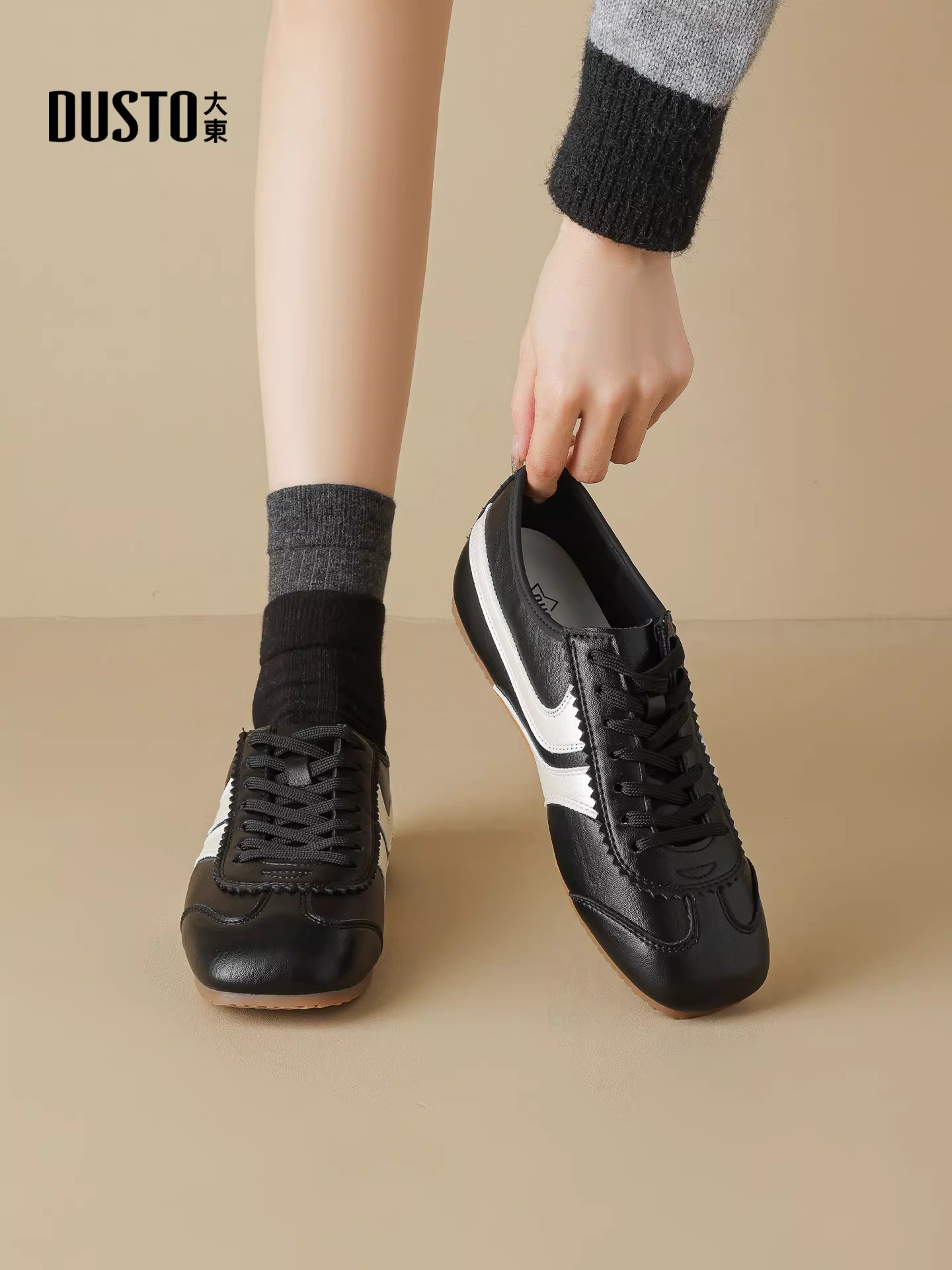 Giày nữ Dadong Dexun 2025 mới thu đông, giày đen thoải mái và thời trang, giày bệt phối màu.