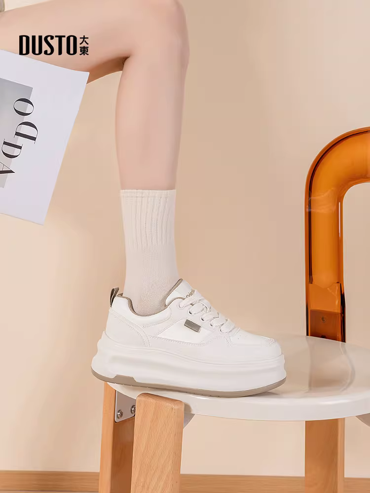 Giày thể thao đế dày màu trắng Dadong dành cho nữ, kiểu dáng mới phổ biến năm 2025, giày tăng chiều cao mùa thu đông dành cho phụ nữ nhỏ nhắn, giày thể thao đa năng, phong cách thường ngày.