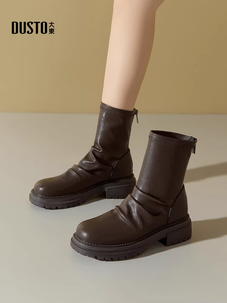 Giày bốt đế dày Dadong dành cho nữ 2025, mẫu mới thu đông, bốt cổ ngắn, bốt xếp ly, bốt Martin đen, bốt ôm sát.
