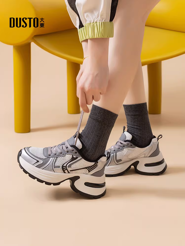 Giày thể thao đế dày màu bạc dành cho nữ, mẫu thu đông 2025 mới, giày tăng chiều cao cho nữ nhỏ nhắn, giày thể thao thường ngày.