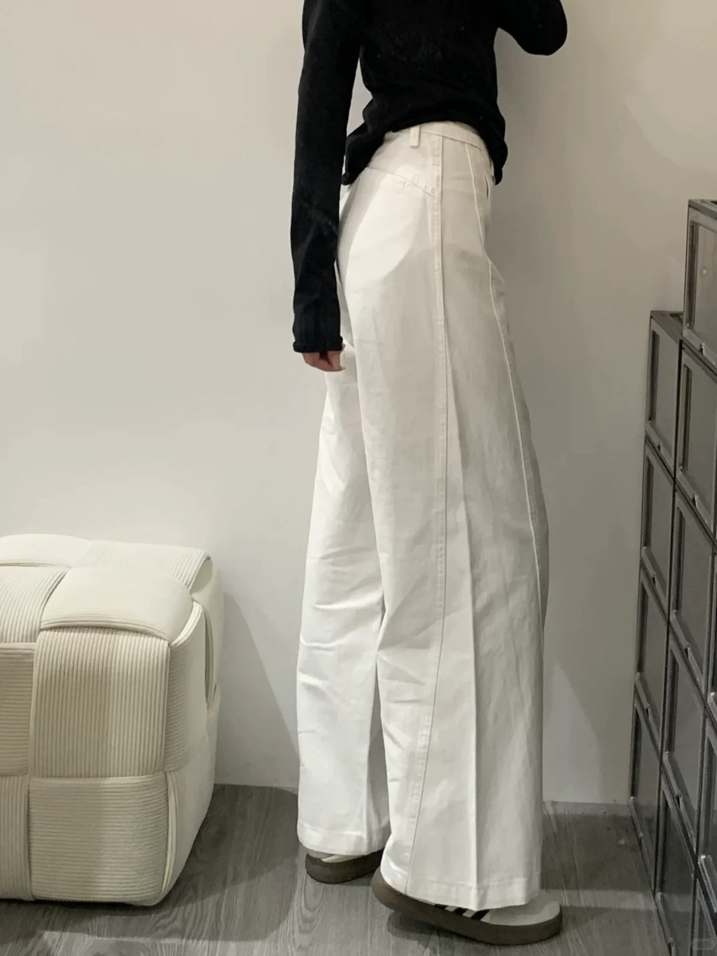 Quần jeans nữ ống rộng dáng cong màu trắng, kiểu mới hè 2025, size lớn, cạp cao, che hông, tôn dáng, ống thẳng.