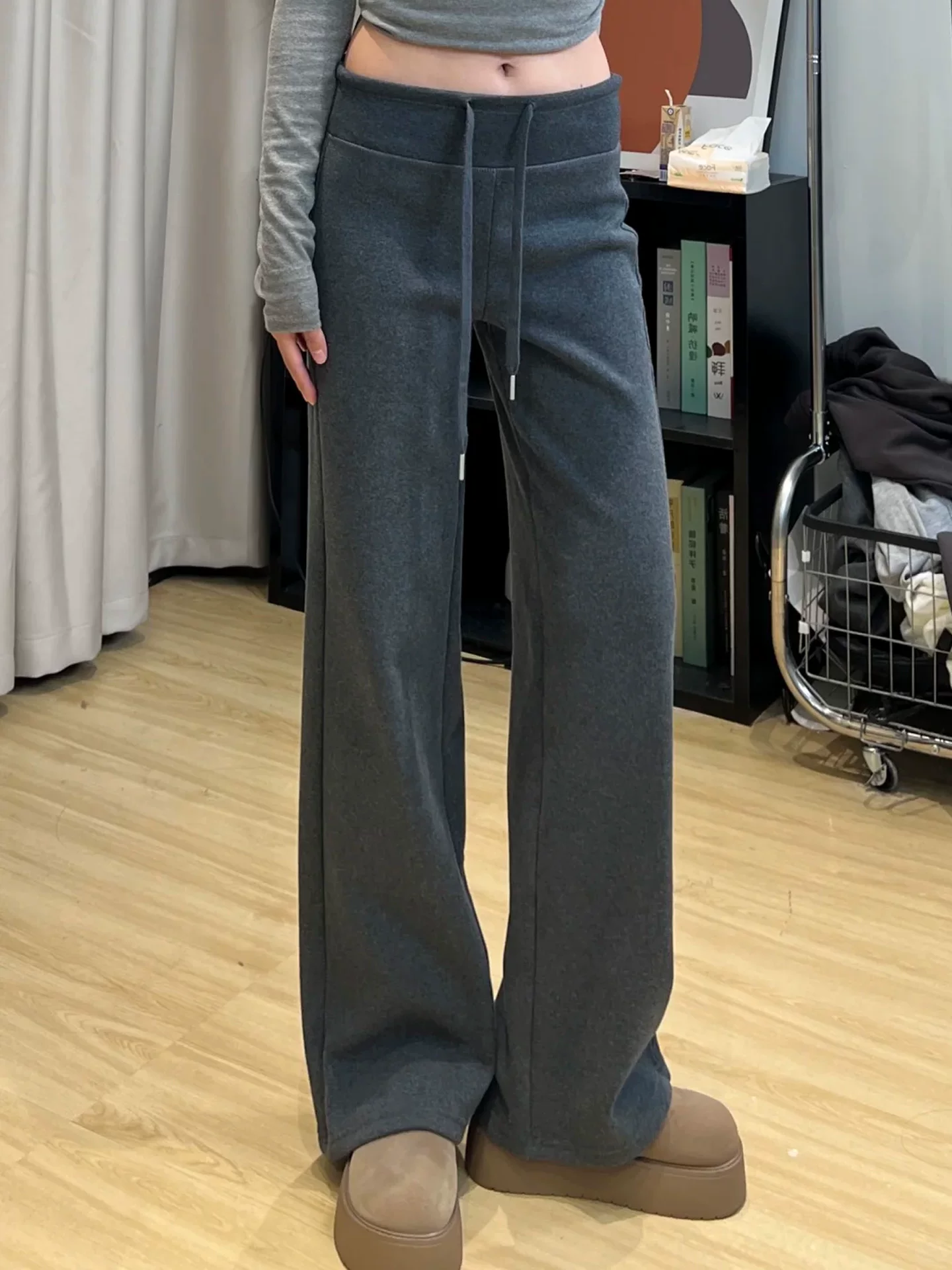 Quần thường ngày dày dặn lót lông màu xám đậm dành cho nữ, mùa thu đông, cỡ lớn, lưng cao, dáng suôn, giảm béo, ống thẳng, quần ống rộng lười biếng.