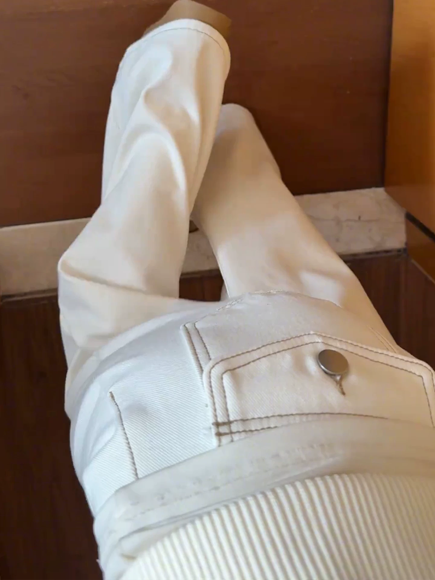 Quần jean nữ màu trắng nhạt, không bó sát, kiểu dáng loe, phong cách thu đông, cỡ lớn, lót lông cừu, cạp cao, dáng suôn, quần chuông tôn dáng.