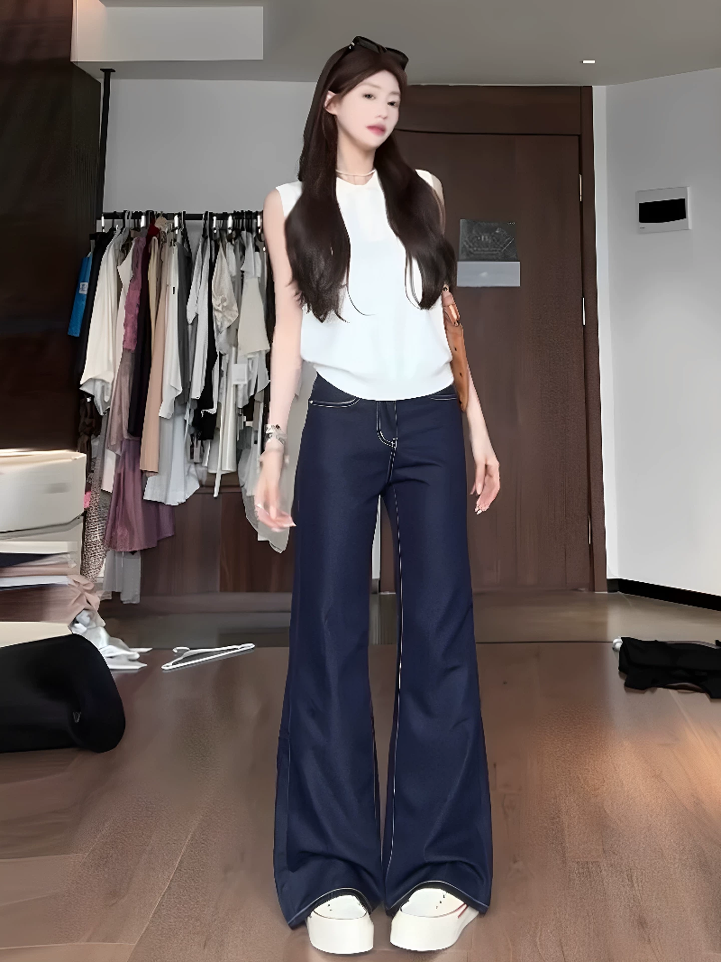 Quần jean xanh đậm dáng loe dành cho nữ, kiểu mỏng mùa hè 2025, size lớn, cạp cao, chất liệu mềm mại, tôn dáng, quần chuông chất liệu lụa đá.