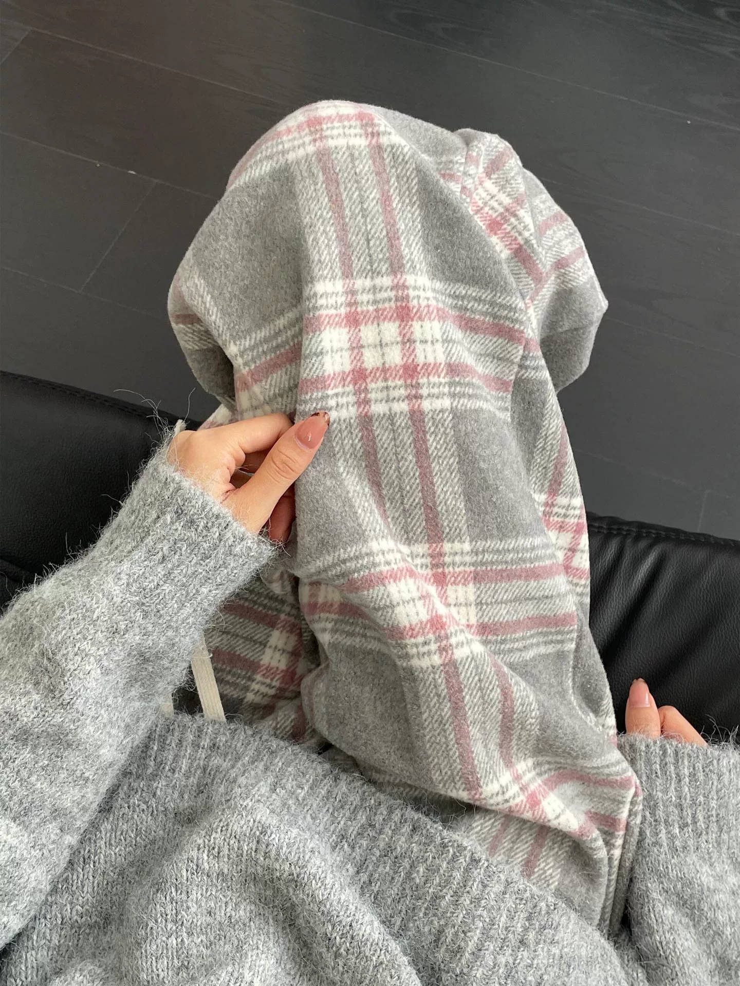 Quần âu nữ kẻ ca rô màu xám và hồng cổ điển, kiểu mới thu đông 2025, size lớn, cạp cao, chất liệu mềm mại, tôn dáng, quần ống rộng.