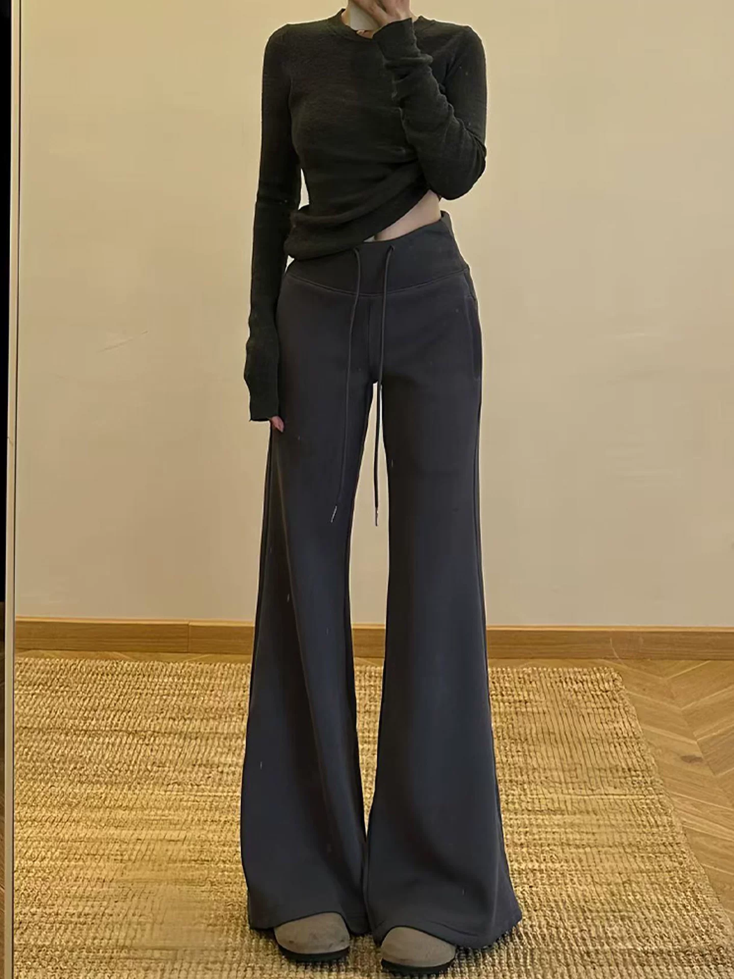 Quần thể thao nữ Lulu màu trắng và xám, kiểu mới thu đông 2025, size lớn, cạp cao, tôn dáng, quần ống loe thường ngày.