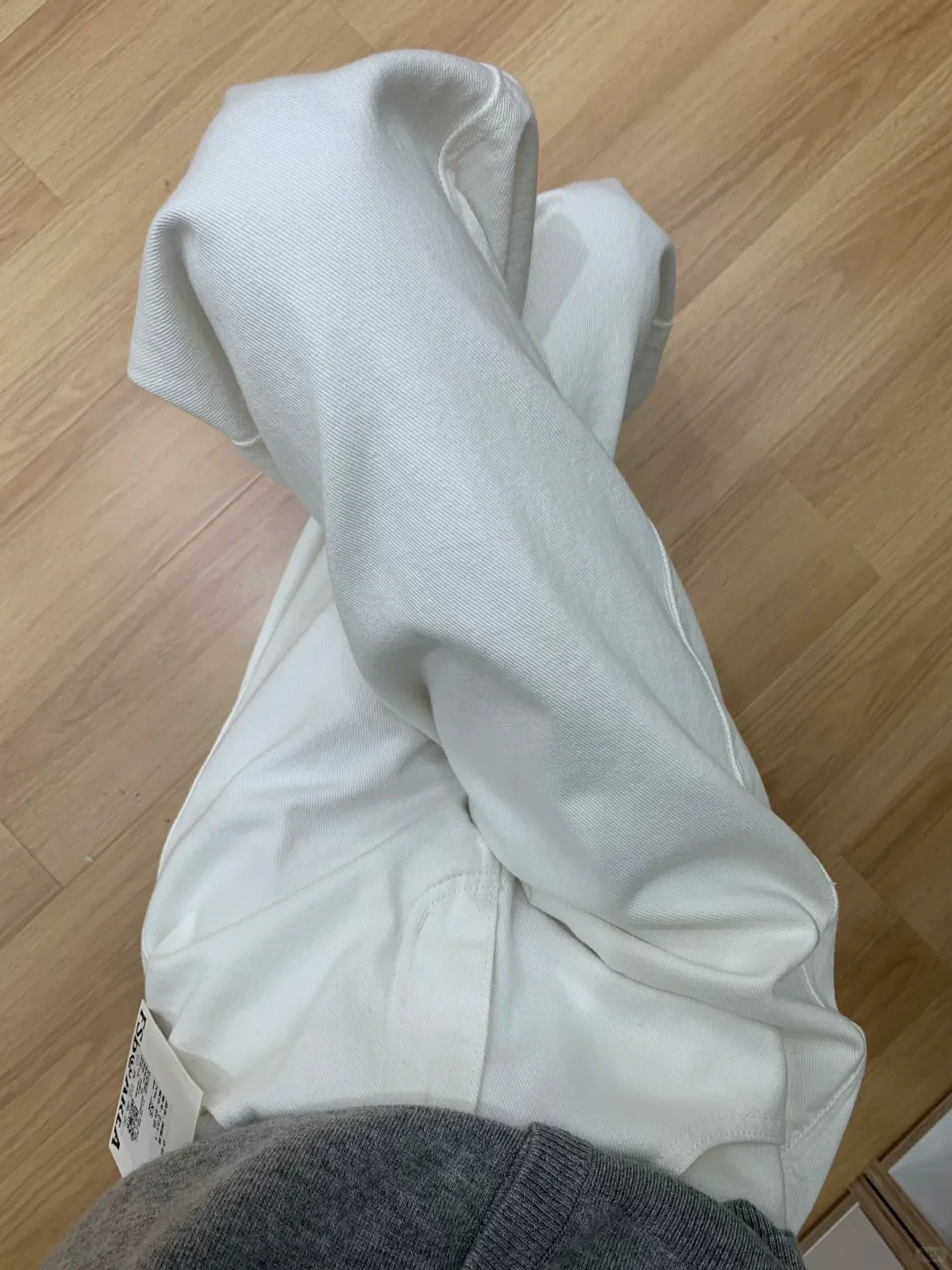 Quần jeans ống rộng màu trắng dành cho nữ, kiểu thu đông 2025, size lớn, cạp cao, dáng rộng, mềm mại, tôn dáng, quần ống đứng.