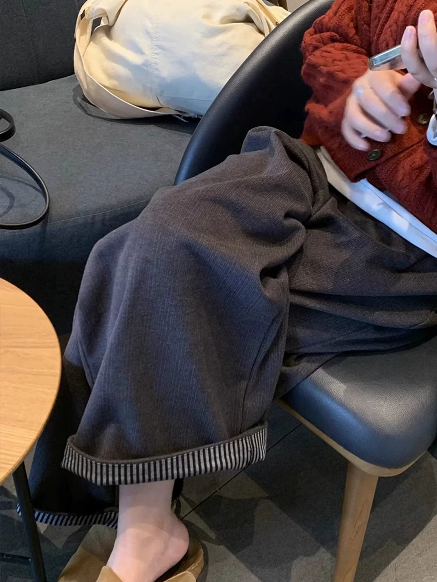 Quần âu len màu xám đậm dành cho nữ, phong cách thu đông, cỡ lớn, lưng cao, dáng rộng, tôn dáng, dáng quả lê, quần ống rộng.