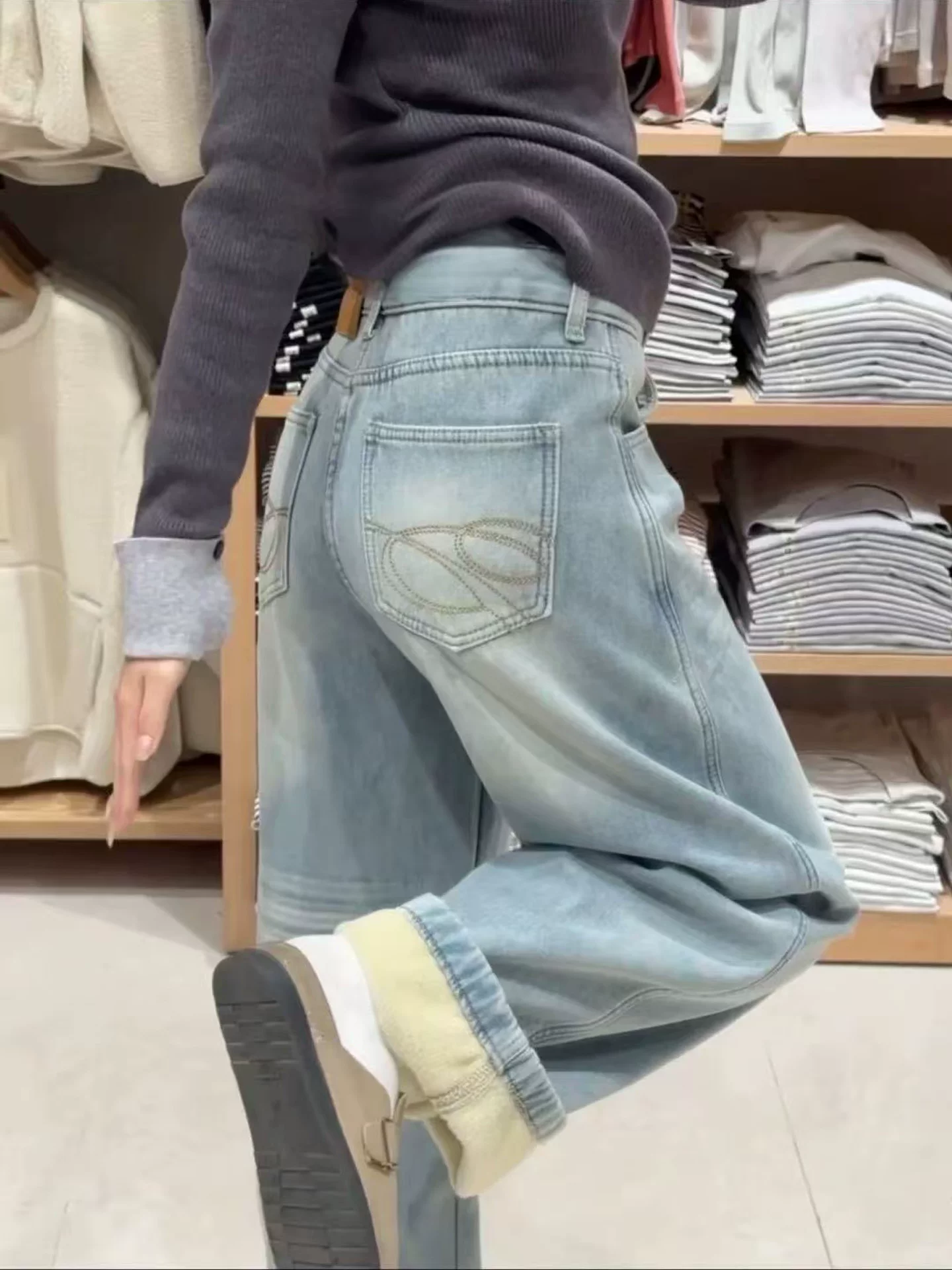 Quần jean ống cong dày lót lông cừu màu xanh nhạt dành cho nữ, mùa thu đông, cỡ lớn, lưng cao, dáng rộng, che hông, quần ống rộng giúp giảm béo.