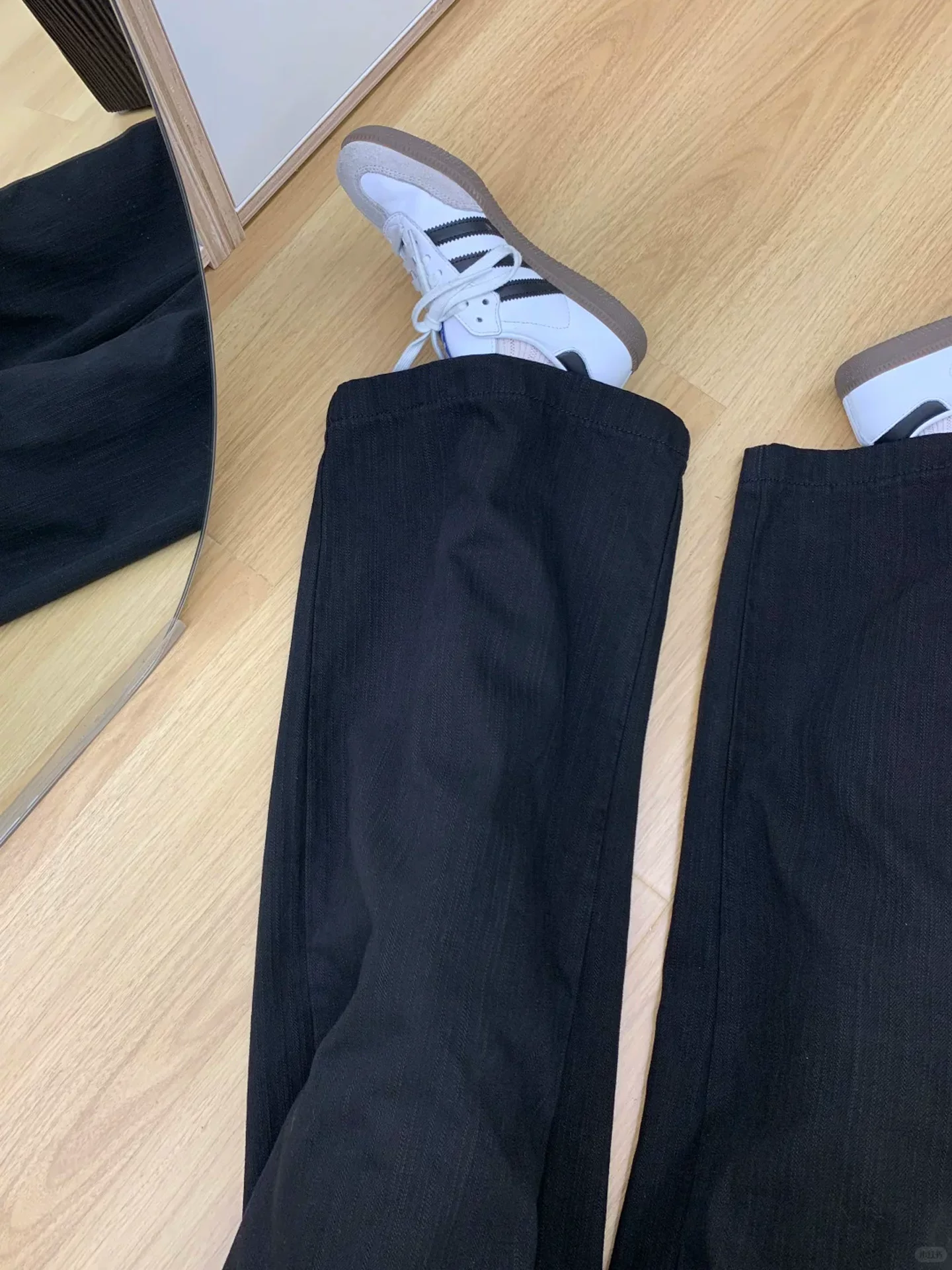 Quần jean đen cạp cao ống rộng dành cho nữ, kiểu dáng mùa thu mới, cỡ lớn, dáng rộng, xếp nếp, che hông, giảm béo, quần dài chạm sàn.