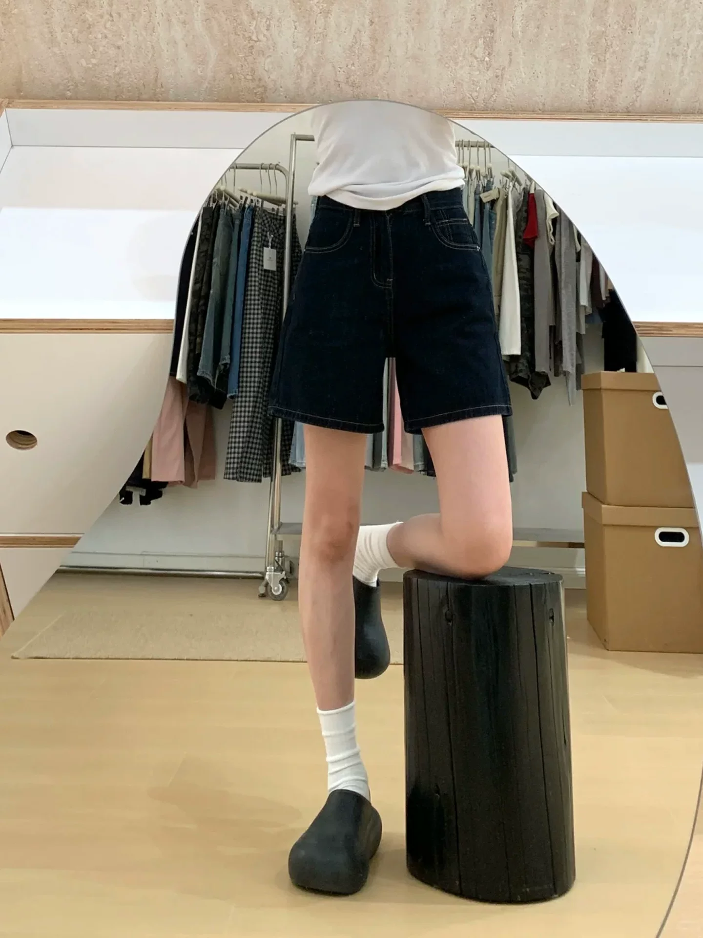 Quần short denim xanh đậm dành cho nữ, kiểu mới hè 2025, size lớn, cạp cao, che hông, tôn dáng, dáng thẳng, ống rộng, dài ngang đùi.