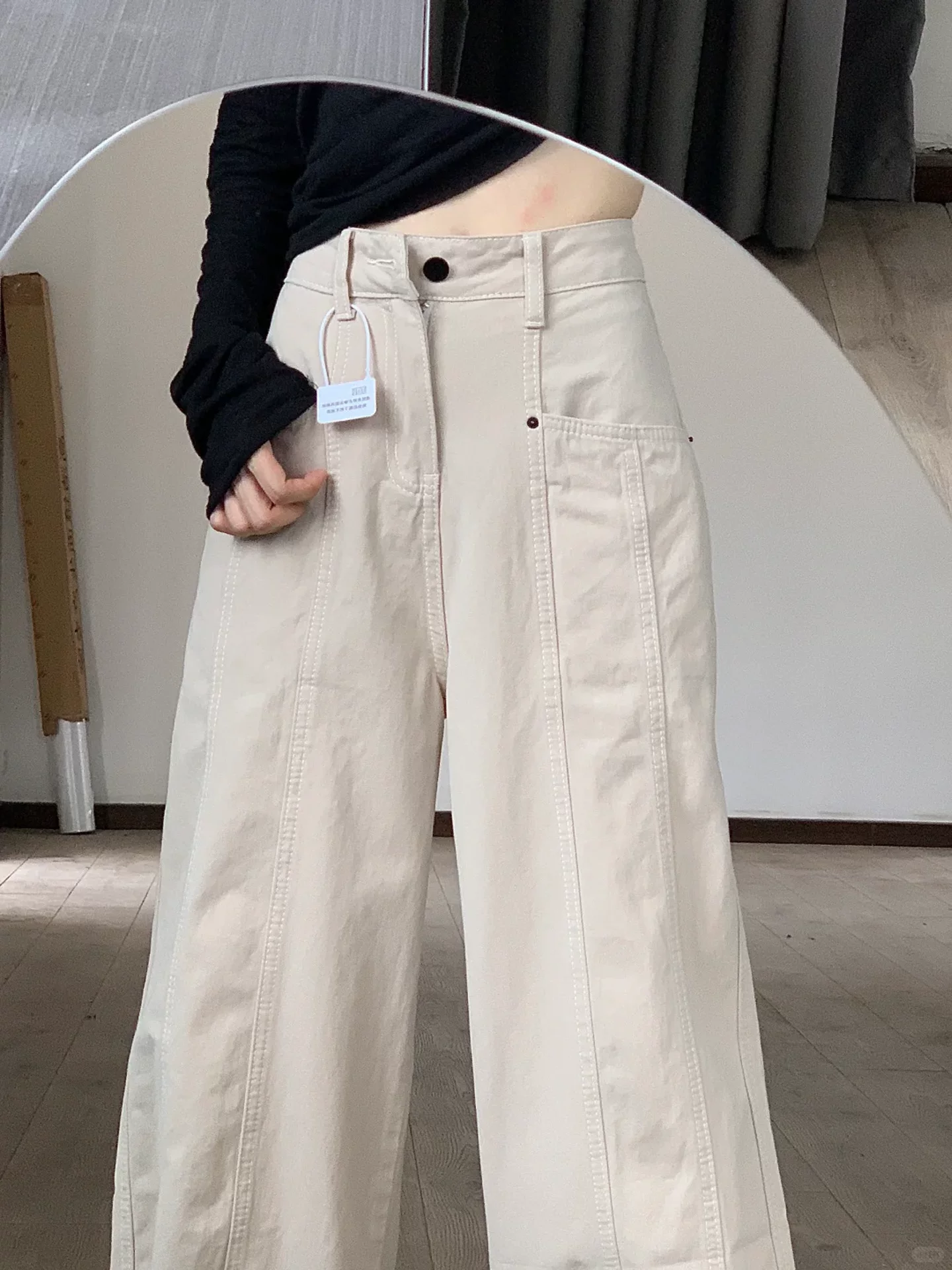 Quần jeans nữ ống rộng lưng cao, kiểu dáng xuông rộng, chất liệu mềm mại, tôn dáng cho người có thân hình quả lê, size lớn mùa thu.