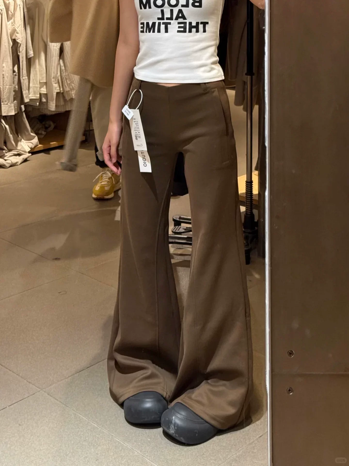 Quần âu ống loe màu cà phê Melard dành cho nữ, mùa thu đông, cỡ lớn, lưng cao, dáng rộng, xếp nếp, tôn dáng, quần thể thao dài đến sàn.