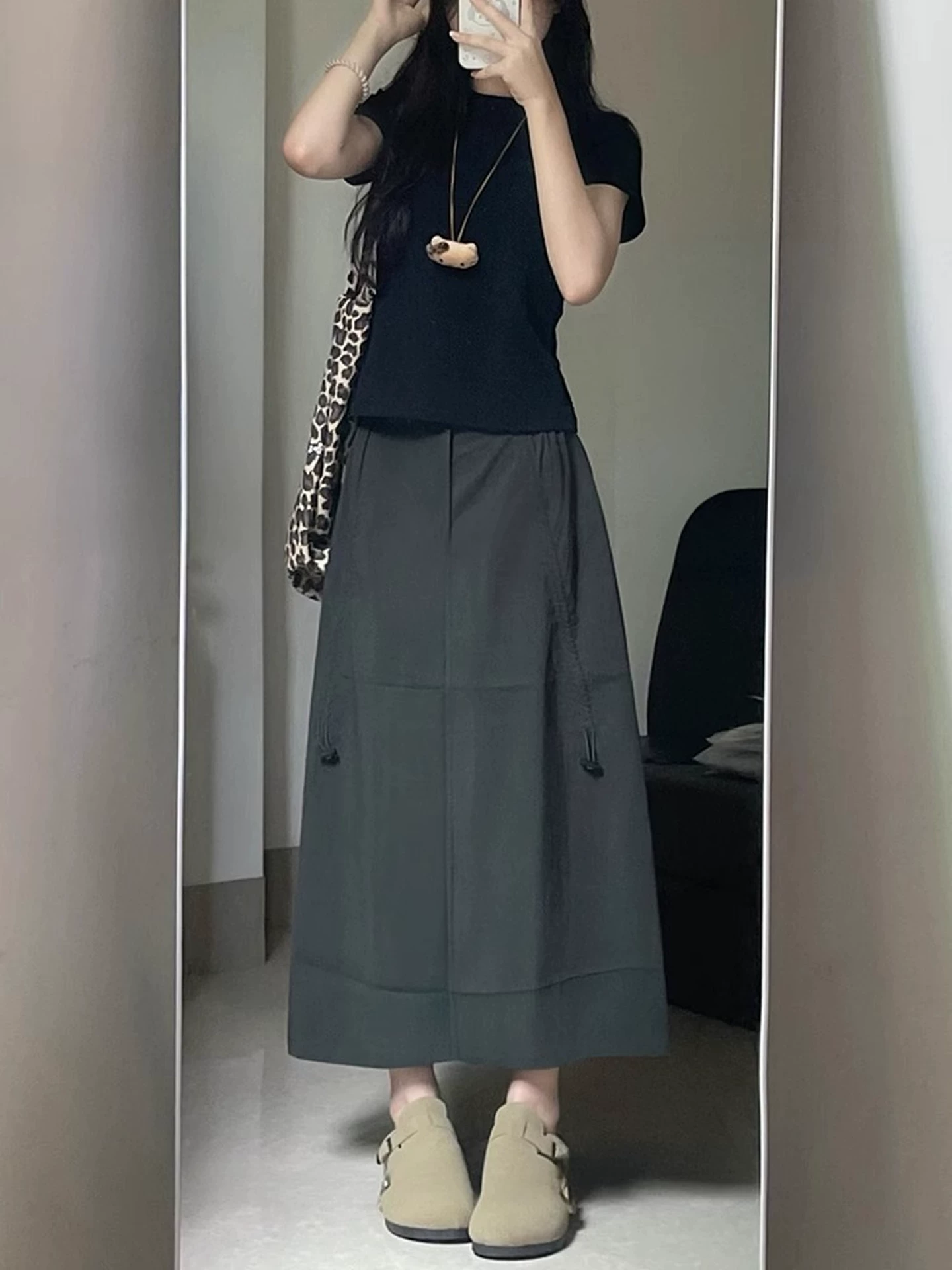 Váy công sở kiểu Mỹ dành cho nữ, phong cách mùa hè 2025, size lớn, cạp cao, che hông, dáng chữ A, dài qua gối, tôn dáng.