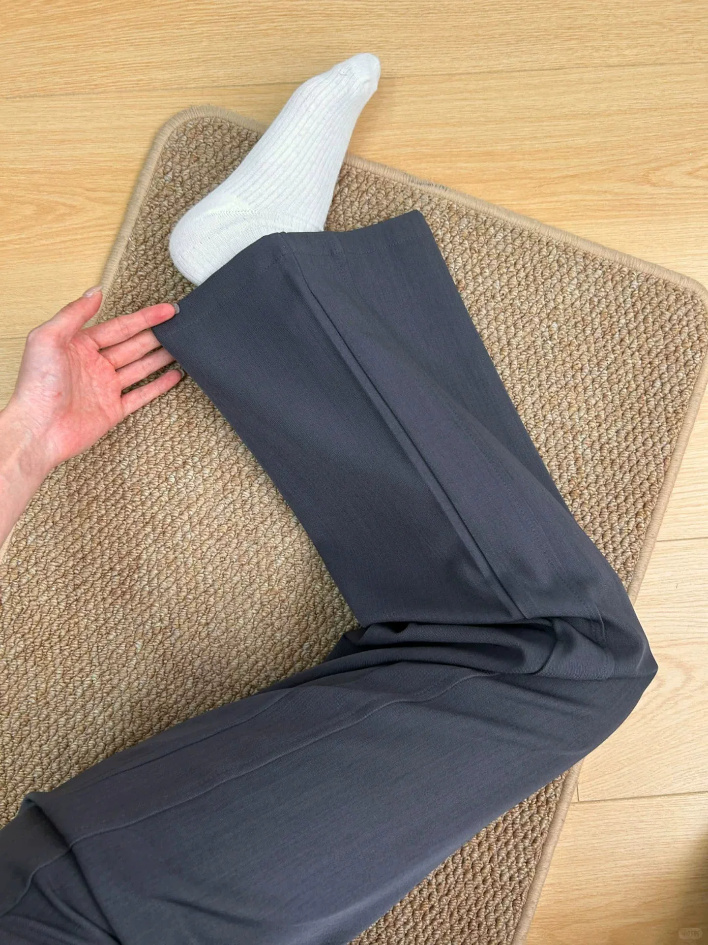 Quần âu nữ màu xám, kiểu dáng suông, size lớn, cạp cao, che hông, chất liệu mềm mại, tôn dáng, dành cho người có thân hình quả lê, mùa hè 2025