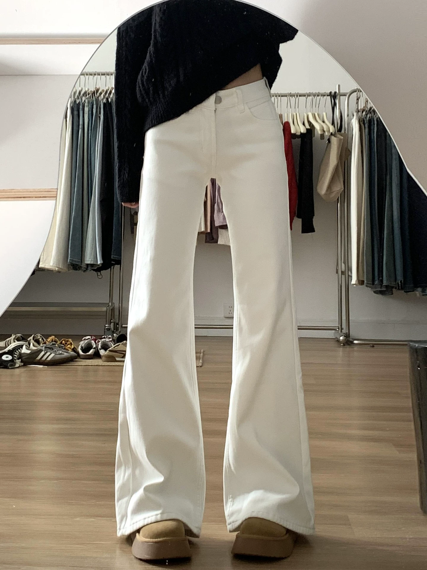 Quần jean ống loe cạp cao màu kaki dành cho nữ, kiểu dáng mùa thu mới, cỡ lớn, rộng rãi và mềm mại, quần ống chuông tôn dáng.