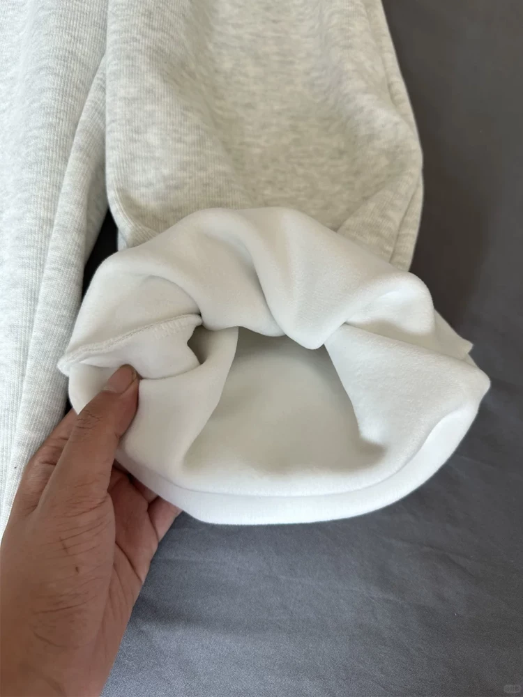 Quần thể thao nữ màu xám nhạt, chất liệu nỉ dày giữ ấm, cạp cao, che hông, dáng rộng, tôn dáng, size lớn, mùa đông 2024