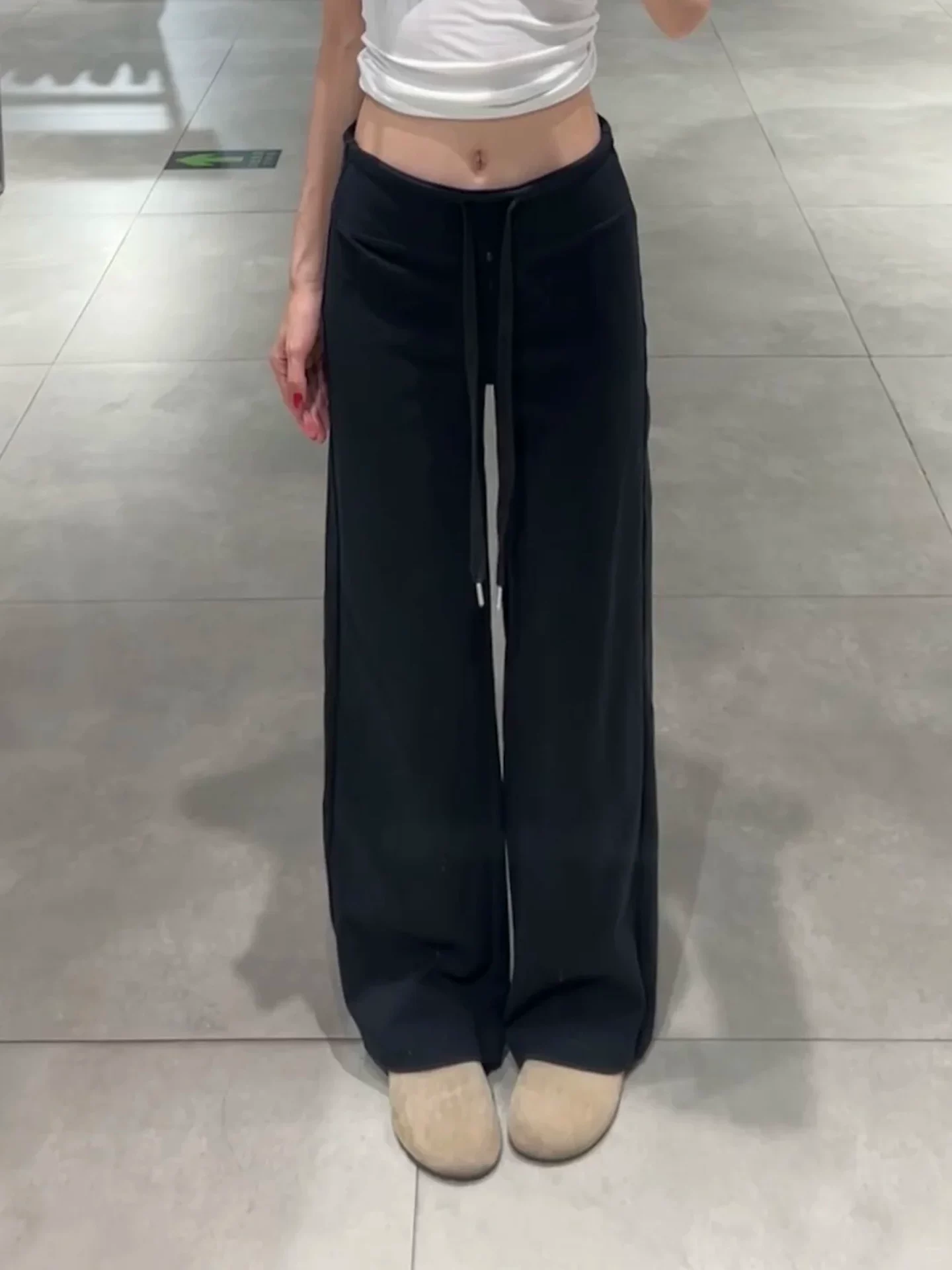 Quần dài ống đứng cạp cao có dây rút màu đen dành cho nữ, phong cách mùa thu mới, cỡ lớn, dáng suông, quần thể thao ống rộng.