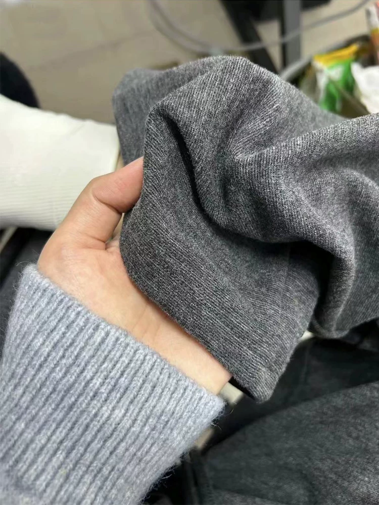 Quần ống rộng lưng cao dáng rộng cỡ lớn mùa thu dành cho nữ với hiệu ứng xếp nếp thon gọn và thoải mái, phù hợp với mọi dịp.