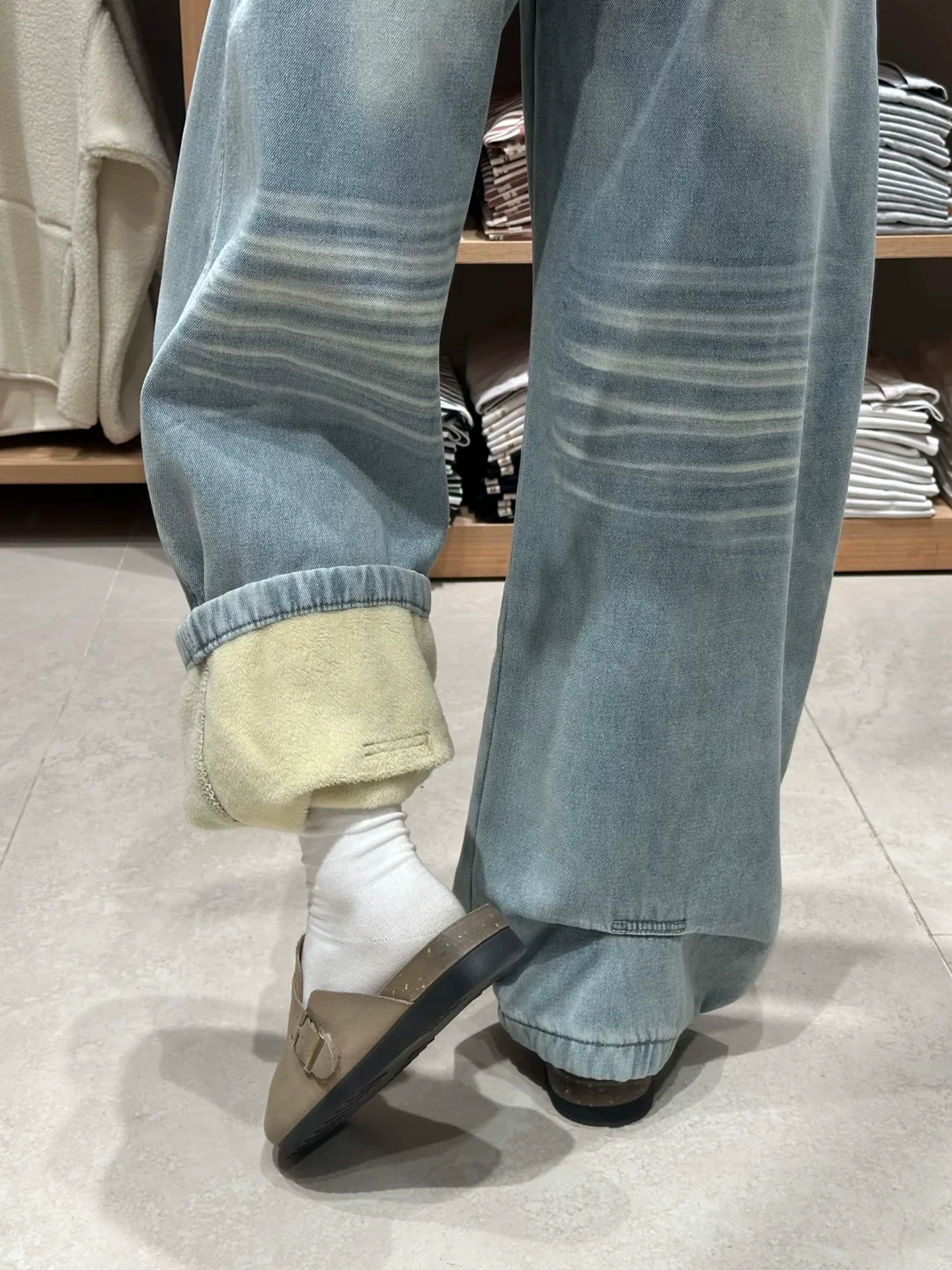 Quần jean ống cong dày lót lông cừu màu xanh nhạt dành cho nữ, mùa thu đông, cỡ lớn, lưng cao, dáng rộng, che hông, quần ống rộng giúp giảm béo.