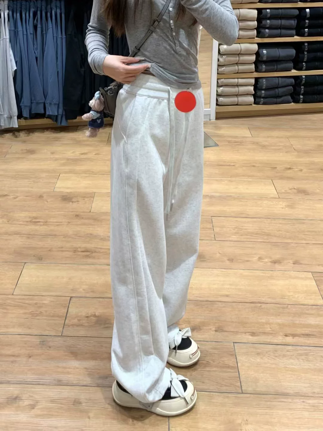 Quần âu nữ màu xám bông tuyết, kiểu thu đông 2024, size lớn, lót lông cừu, dày dặn, cạp cao, tôn dáng, quần thể thao.