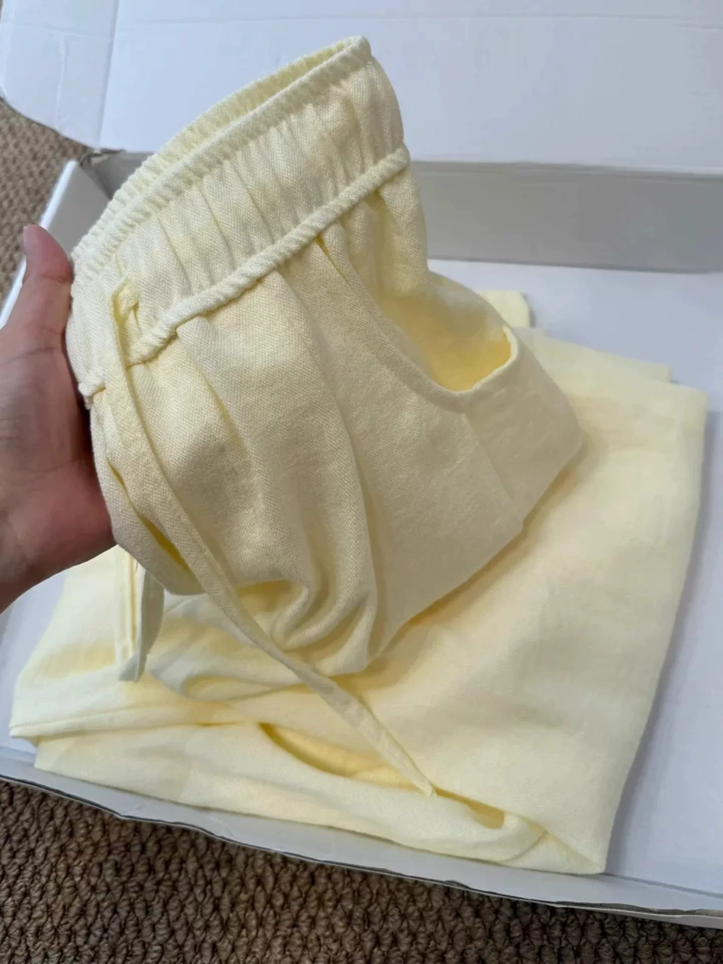 Quần vải lanh màu vàng dành cho nữ, kiểu dáng mỏng mùa hè, cỡ lớn, lưng cao, dáng suôn, tôn dáng, phong cách lười biếng, quần ống rộng bằng vải lụa mát mẻ.