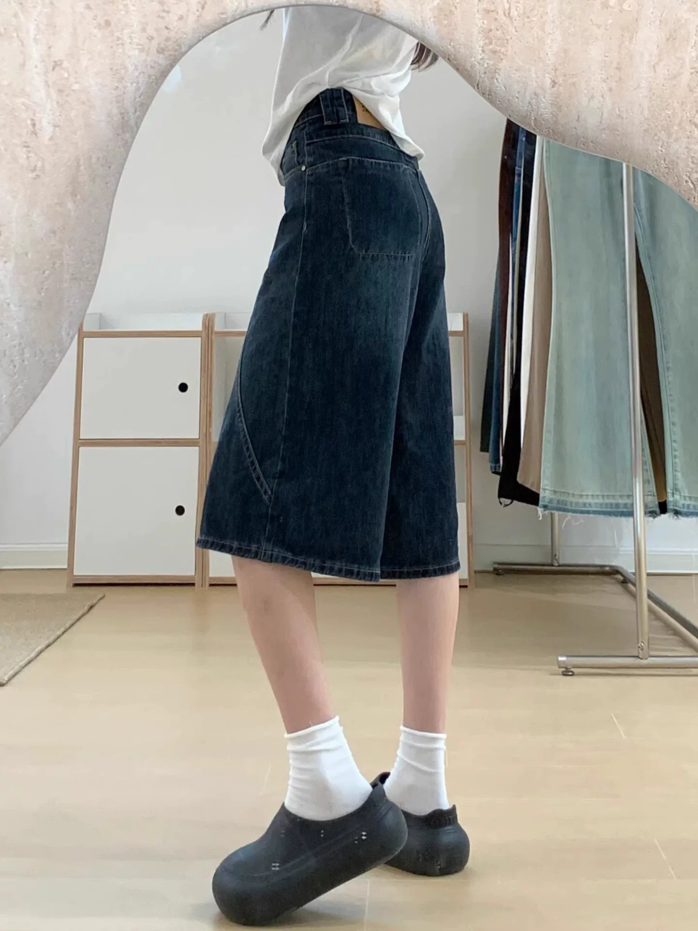 Quần short denim màu xanh đậm dành cho nữ, kiểu dáng mùa hè mới, cỡ lớn, lưng cao, dáng rộng, che hông, giảm béo, quần ống rộng cắt ngắn.