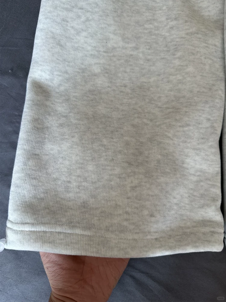 Quần thể thao nữ màu xám nhạt, chất liệu nỉ dày giữ ấm, cạp cao, che hông, dáng rộng, tôn dáng, size lớn, mùa đông 2024