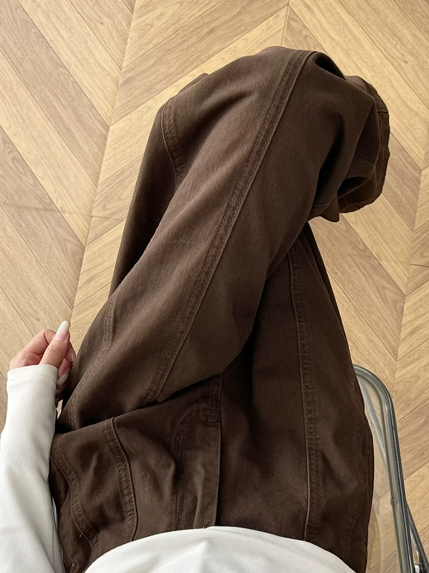 Quần jeans ống rộng lưng cao màu cà phê Melard dành cho nữ, thu đông 2025, size lớn, quần ống đứng dáng suôn tôn dáng với hiệu ứng xếp ly.