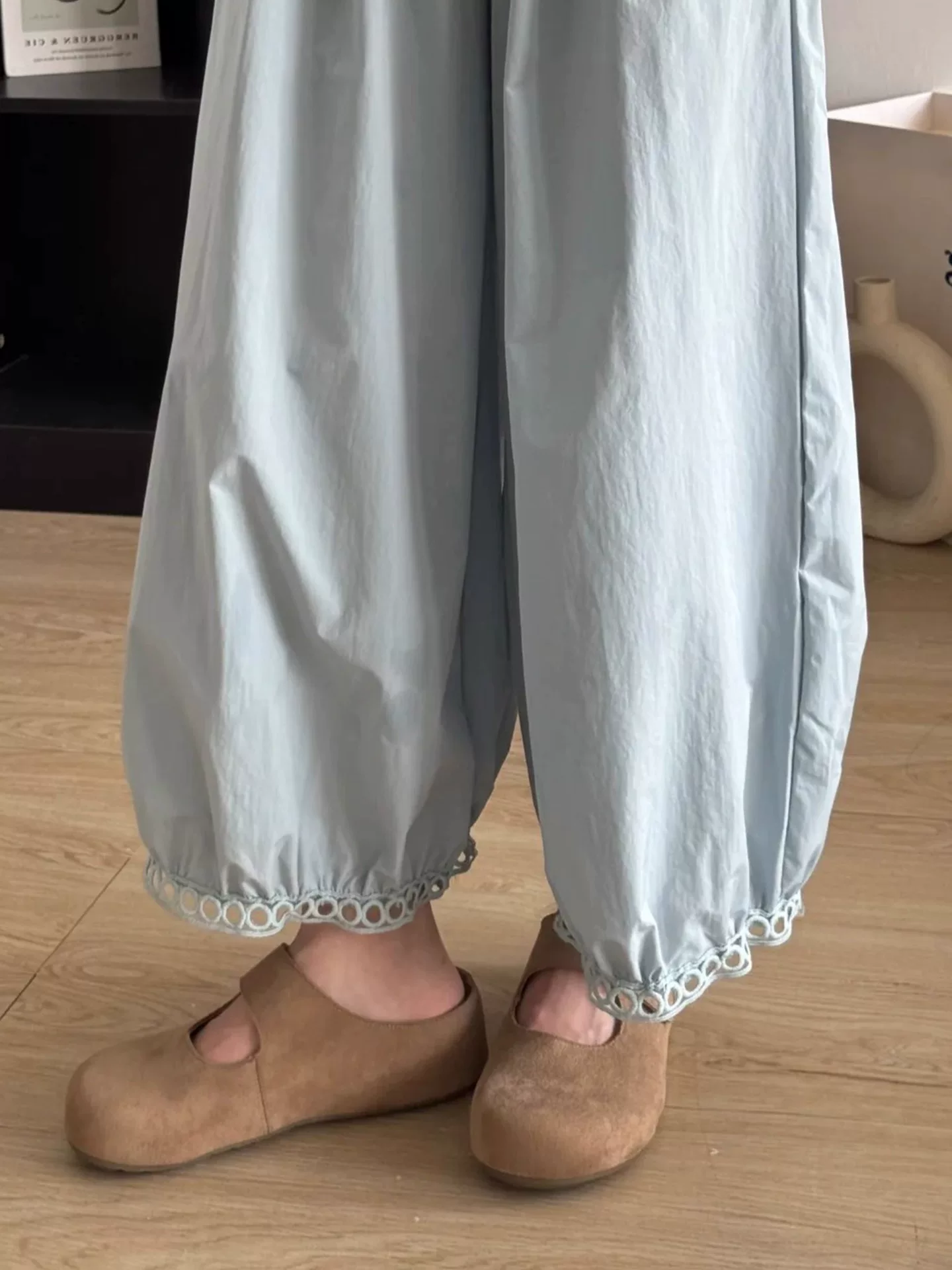 Quần đèn lồng màu xanh thường ngày dành cho nữ, mùa hè 2025, mỏng, cỡ lớn, lưng cao, rộng rãi, tôn dáng, ống rộng, quần mát mẻ.