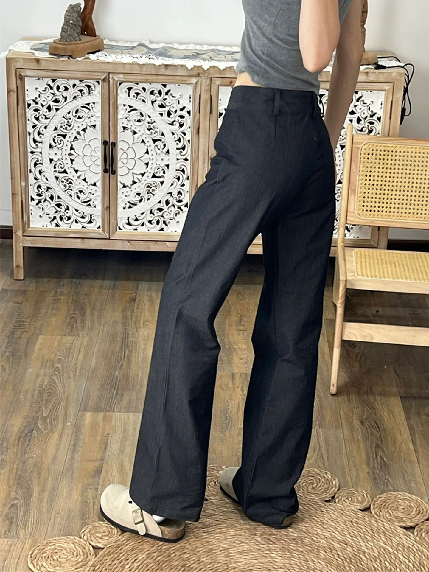 Quần âu màu xám cổ điển dành cho nữ, phong cách đầu thu, cỡ lớn, lưng thấp, dáng rộng, tôn dáng, hơi loe, quần ống rộng dài chấm đất, phong cách thường ngày.