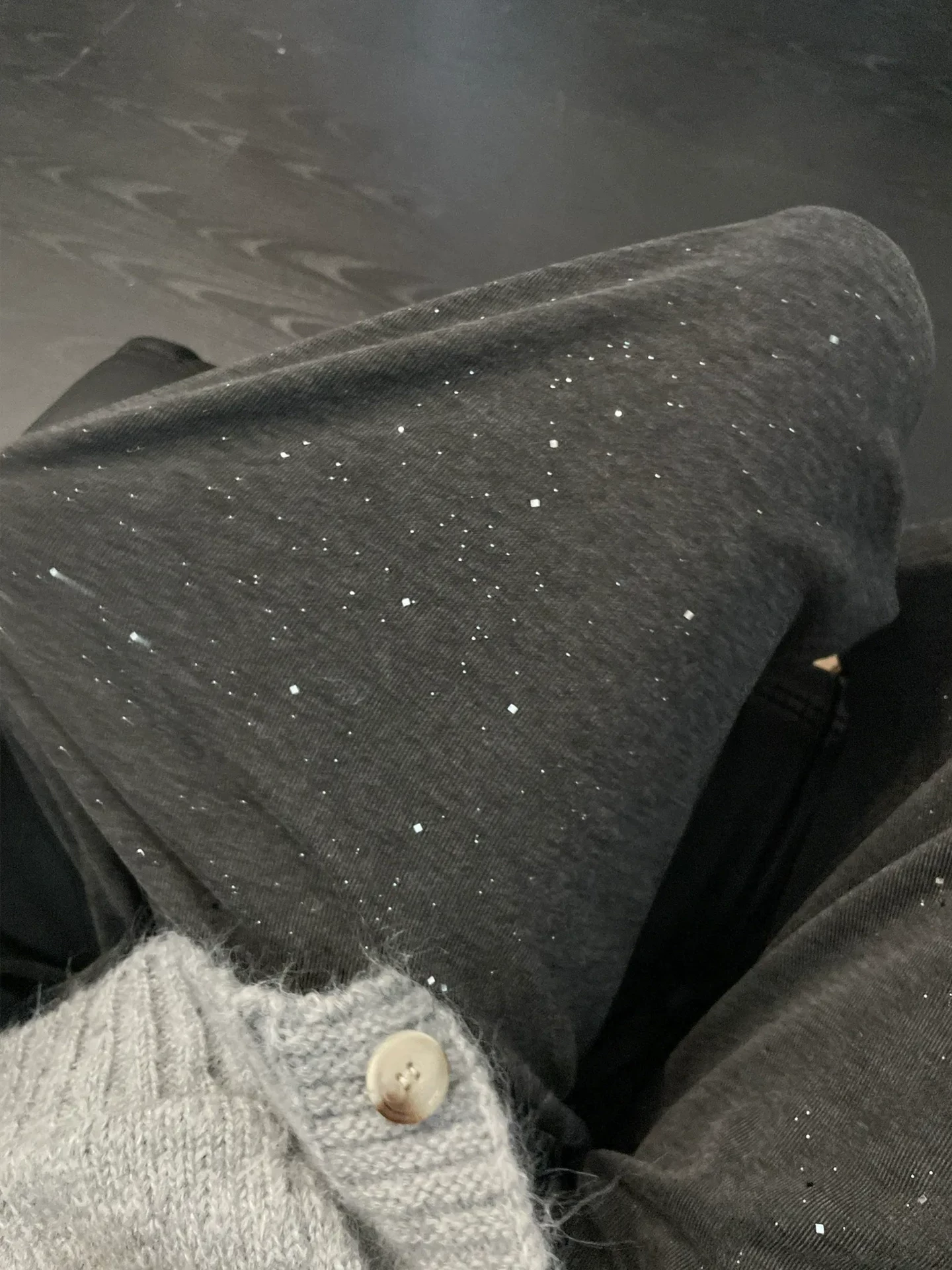 Quần gạo màu xám đậm dành cho nữ, kiểu dáng mùa thu mới, cỡ lớn, lưng cao, dáng rộng, mềm mại, tôn dáng, quần ống rộng lười biếng.