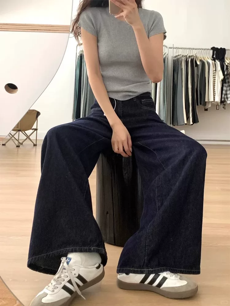 Quần jean ống rộng màu xanh đậm dáng quả lê dành cho nữ, size lớn, dáng rộng, cạp cao, tôn dáng, dài chấm đất, thích hợp cho mùa thu sớm.