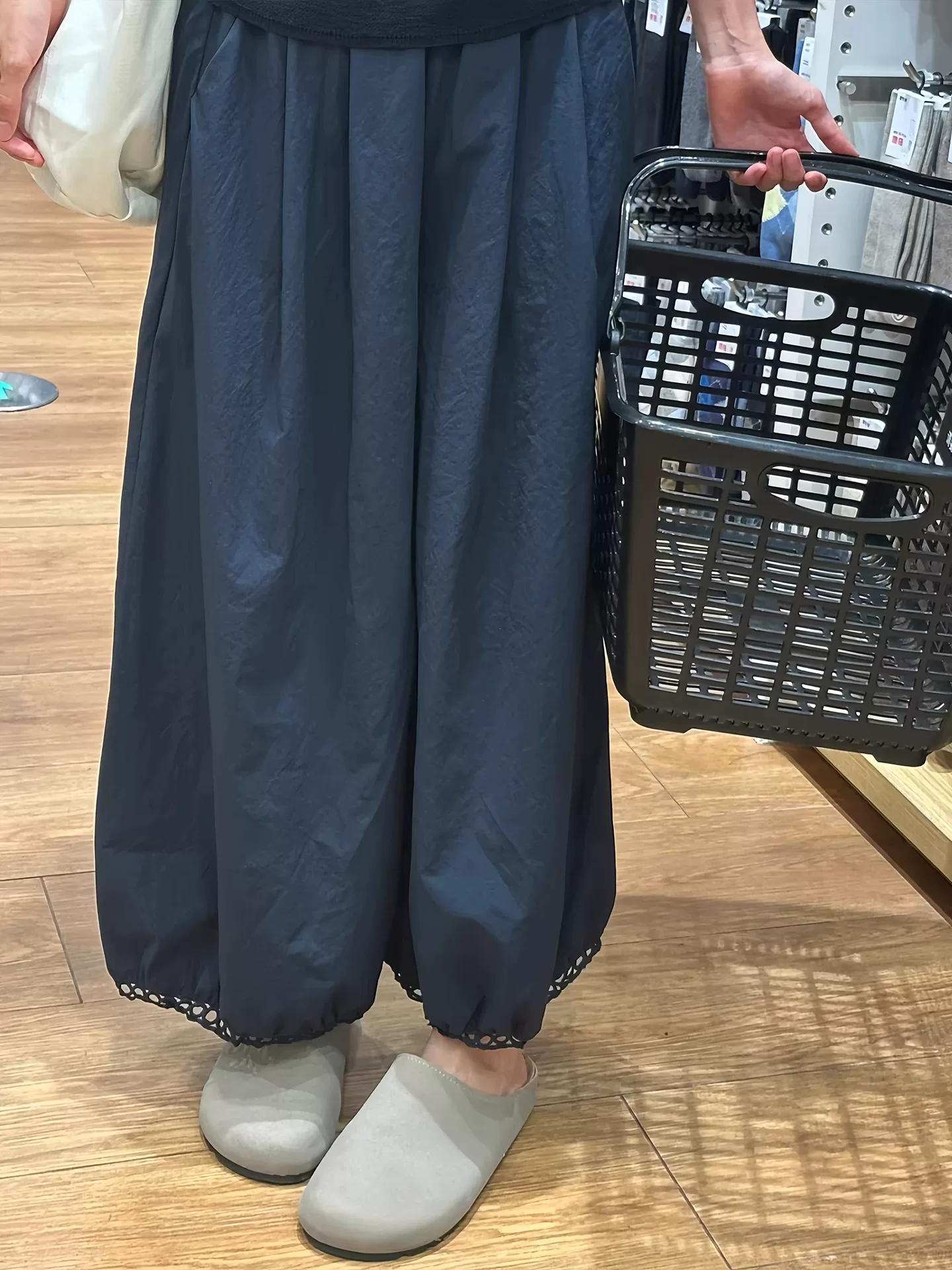 Quần âu ngắn màu xanh hải quân dành cho nữ, cỡ lớn mùa hè, cạp cao, dáng rộng, quần đèn lồng thon gọn, quần ống rộng phong cách lười biếng.