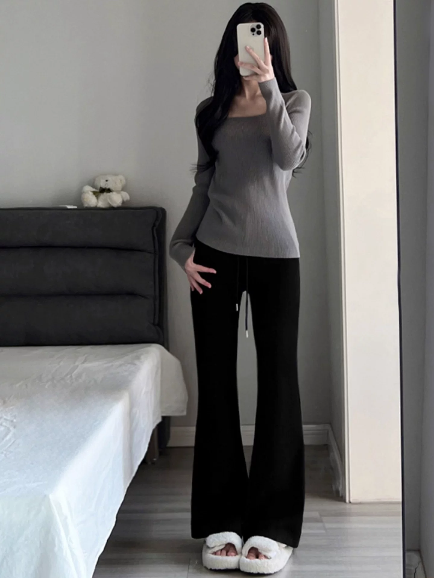 Quần thể thao ống loe màu xám đậm dành cho nữ, cỡ lớn, lót lông cừu, dày dặn, cạp cao, tôn dáng, kiểu dáng ống loe.