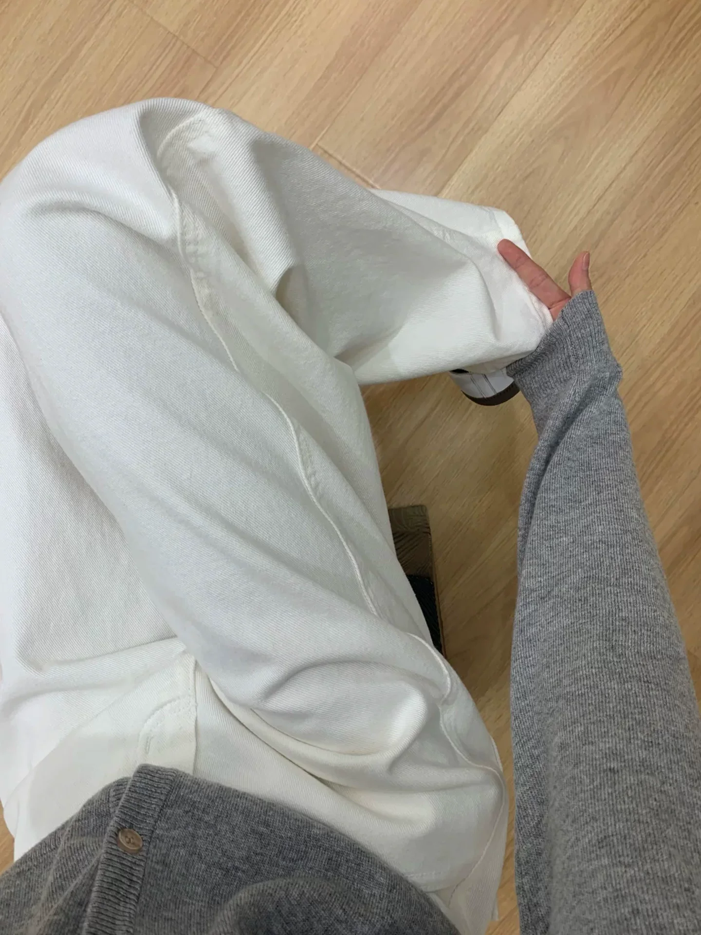 Quần jeans ống rộng màu trắng dành cho nữ, kiểu thu đông 2025, size lớn, cạp cao, dáng rộng, mềm mại, tôn dáng, quần ống đứng.